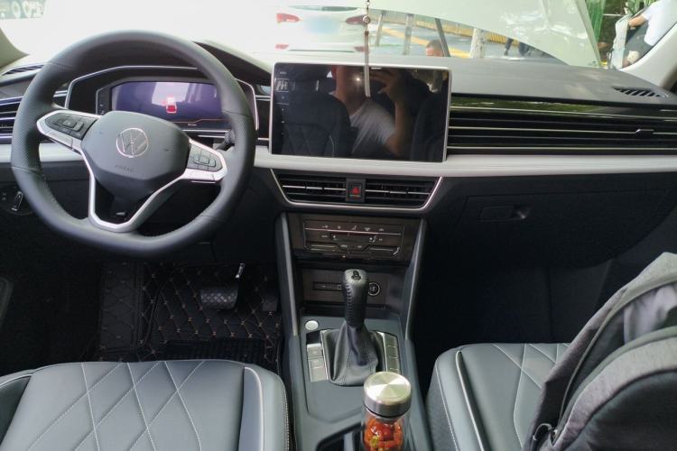 Used Volkswagen Tiguan L 2025 Model, Outstanding Version, 300TSI Automatic Two-Wheel Drive Longteng Edition Center Console