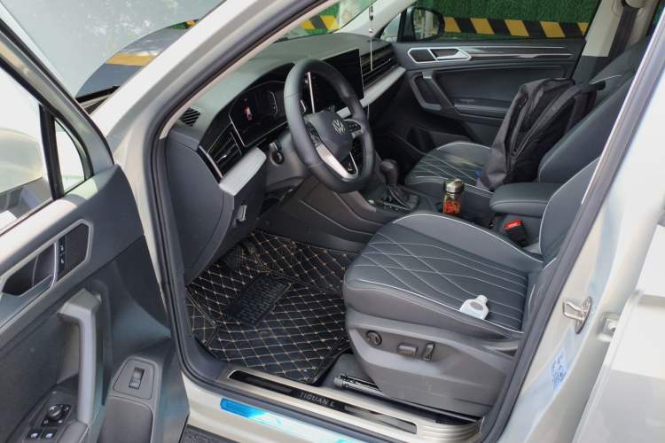 Used Volkswagen Tiguan L 2025 Model, Outstanding Version, 300TSI Automatic Two-Wheel Drive Longteng Edition Driver Seat