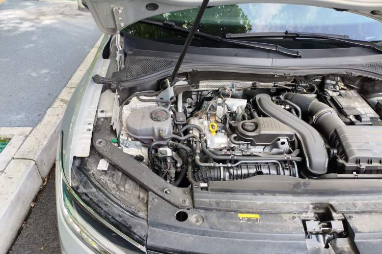 Used Volkswagen Tiguan L 2025 Model, Outstanding Version, 300TSI Automatic Two-Wheel Drive Longteng Edition Engine Bay Right