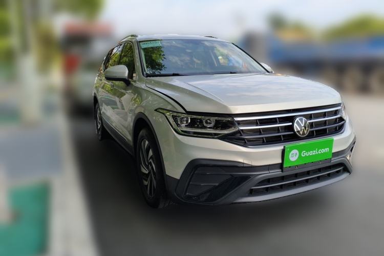 Used Volkswagen Tiguan L 2025 Model, Outstanding Version, 300TSI Automatic Two-Wheel Drive Longteng Edition Front Right 45 Deg