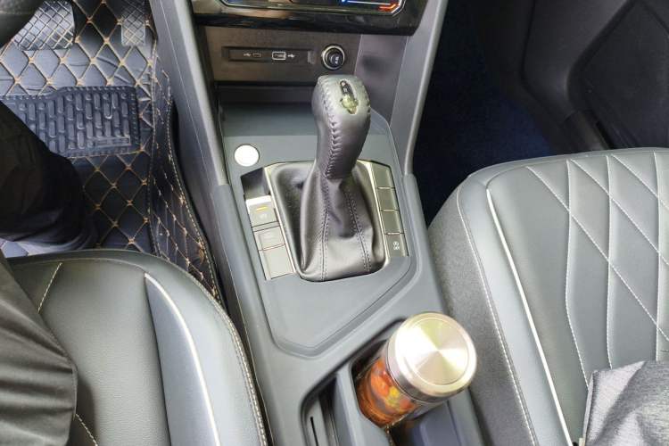 Used Volkswagen Tiguan L 2025 Model, Outstanding Version, 300TSI Automatic Two-Wheel Drive Longteng Edition Gear Lever