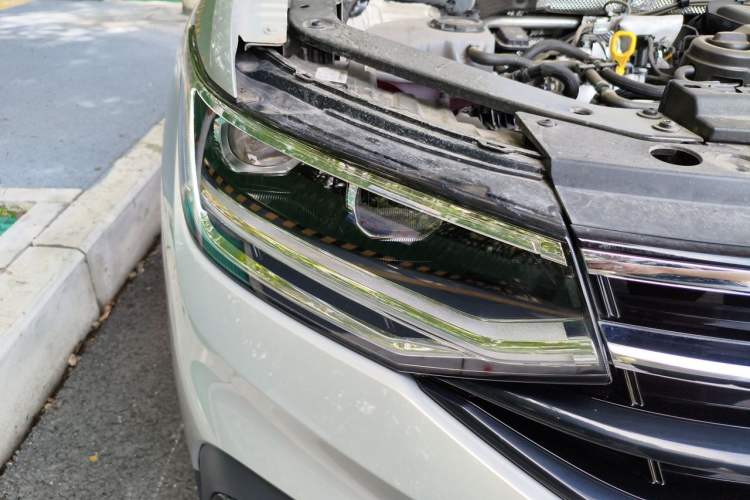 Used Volkswagen Tiguan L 2025 Model, Outstanding Version, 300TSI Automatic Two-Wheel Drive Longteng Edition Right Front Headlight