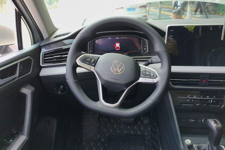 Used Volkswagen Tiguan L 2025 Model, Outstanding Version, 300TSI Automatic Two-Wheel Drive Longteng Edition Steering Wheel