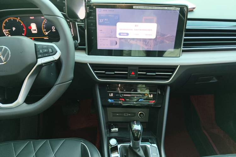 Used Volkswagen Tiguan L 2025 Model, Outstanding Version, 300TSI Automatic Two-Wheel Drive Longteng Edition Audio And AC Panel
