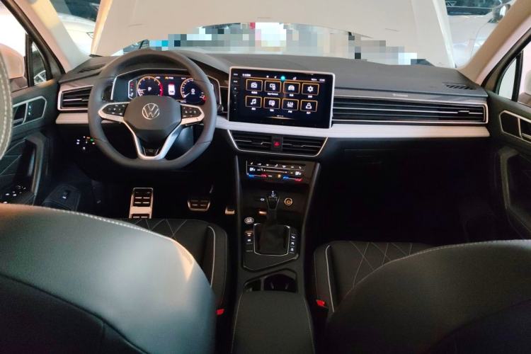 Used Volkswagen Tiguan L 2025 Model Outstanding Version 330TSI Automatic Two-Wheel Drive R-Line Longyao Edition Center Console