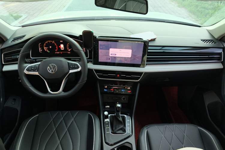 Used Volkswagen Tiguan L 2025 Model, Outstanding Version, 300TSI Automatic Two-Wheel Drive Longteng Edition Center Console