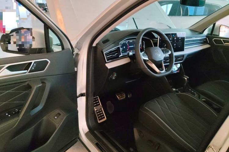 Used Volkswagen Tiguan L 2025 Model Outstanding Version 330TSI Automatic Two-Wheel Drive R-Line Longyao Edition Driver Seat