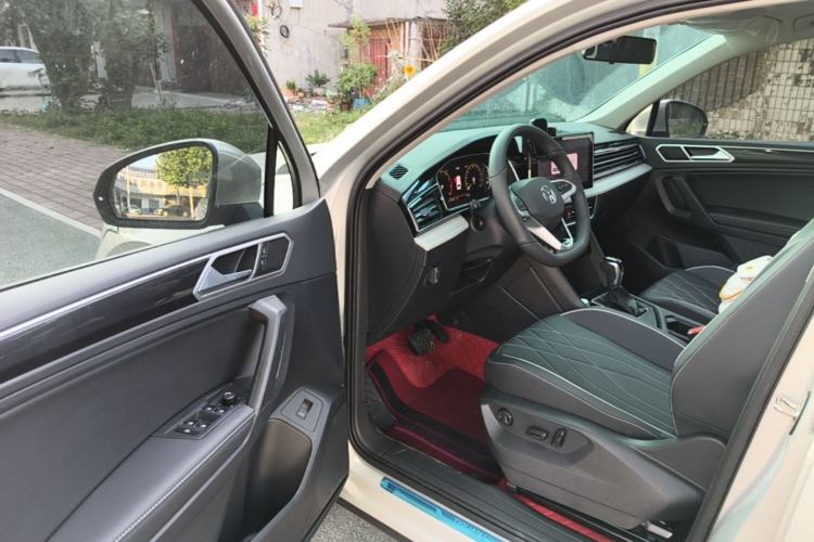 Used Volkswagen Tiguan L 2025 Model, Outstanding Version, 300TSI Automatic Two-Wheel Drive Longteng Edition Driver Seat
