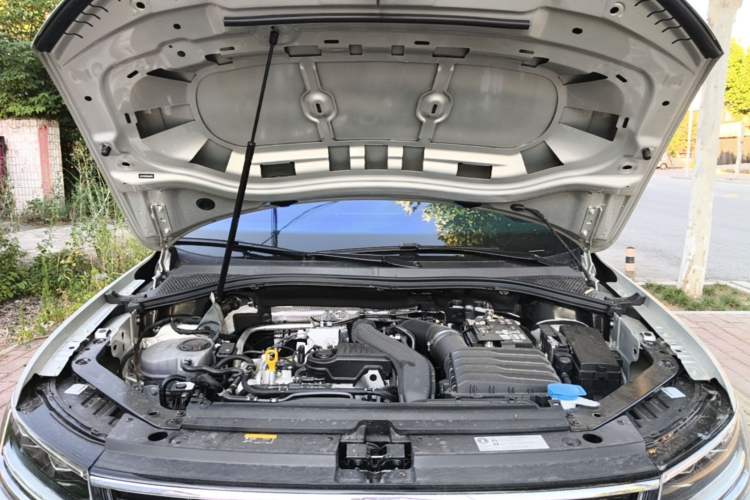 Used Volkswagen Tiguan L 2025 Model, Outstanding Version, 300TSI Automatic Two-Wheel Drive Longteng Edition Engine Bay