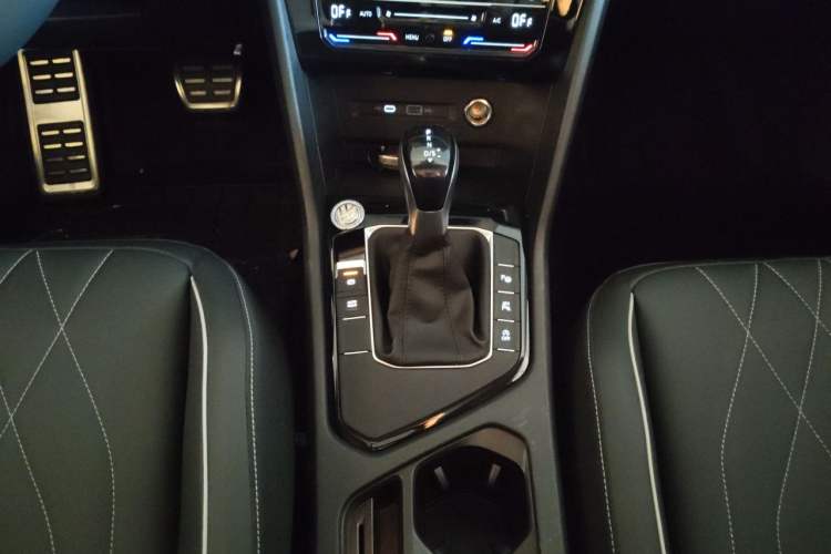 Used Volkswagen Tiguan L 2025 Model Outstanding Version 330TSI Automatic Two-Wheel Drive R-Line Longyao Edition Gear Lever