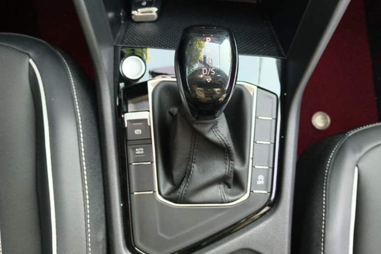 Used Volkswagen Tiguan L 2025 Model, Outstanding Version, 300TSI Automatic Two-Wheel Drive Longteng Edition Gear Lever