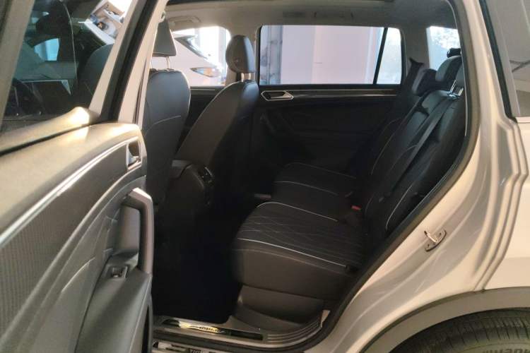 Used Volkswagen Tiguan L 2025 Model Outstanding Version 330TSI Automatic Two-Wheel Drive R-Line Longyao Edition Left Rear Seat