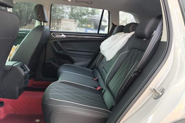 Used Volkswagen Tiguan L 2025 Model, Outstanding Version, 300TSI Automatic Two-Wheel Drive Longteng Edition Left Rear Seat