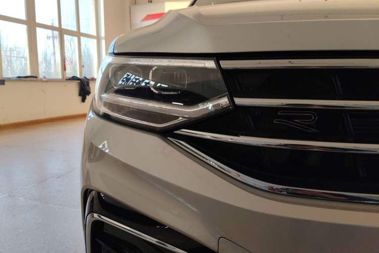 Used Volkswagen Tiguan L 2025 Model Outstanding Version 330TSI Automatic Two-Wheel Drive R-Line Longyao Edition Right Front Headlight