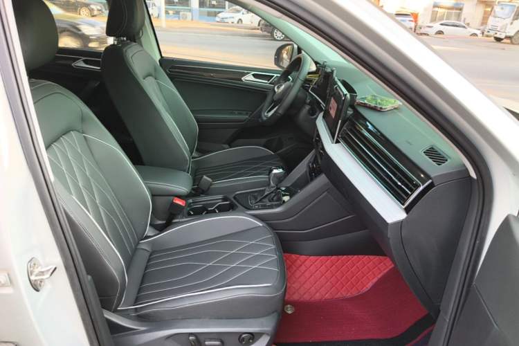 Used Volkswagen Tiguan L 2025 Model, Outstanding Version, 300TSI Automatic Two-Wheel Drive Longteng Edition Right Front Seat