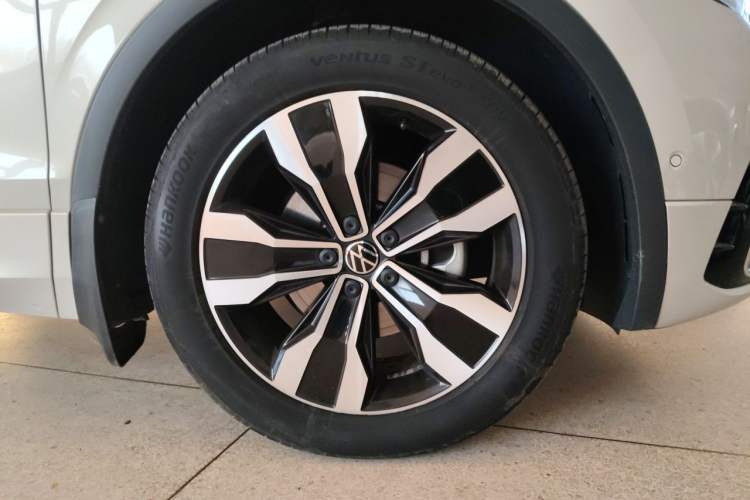 Used Volkswagen Tiguan L 2025 Model Outstanding Version 330TSI Automatic Two-Wheel Drive R-Line Longyao Edition Right Front Wheel Hub