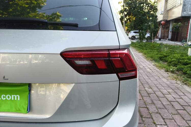 Used Volkswagen Tiguan L 2025 Model, Outstanding Version, 300TSI Automatic Two-Wheel Drive Longteng Edition Right Rear Taillight