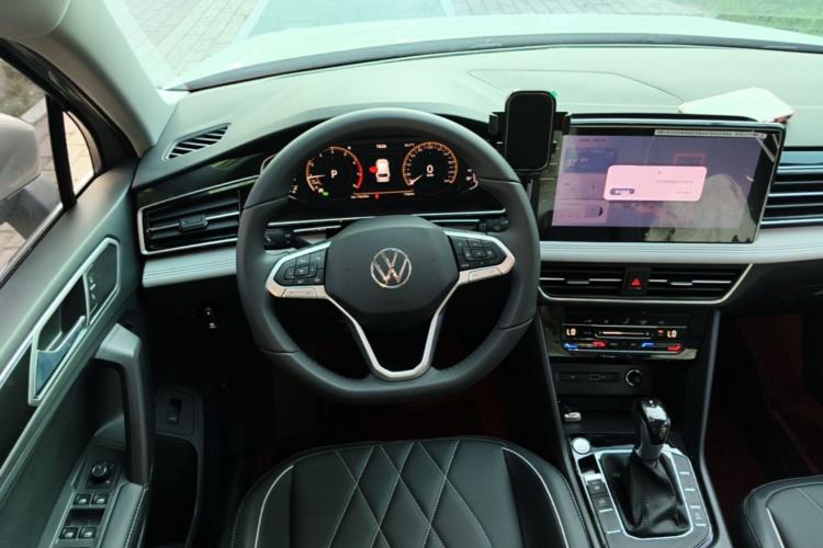 Used Volkswagen Tiguan L 2025 Model, Outstanding Version, 300TSI Automatic Two-Wheel Drive Longteng Edition Steering Wheel