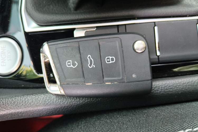 Used Volkswagen Tiguan L 2025 Model, Outstanding Version, 300TSI Automatic Two-Wheel Drive Longteng Edition Vehicle Key