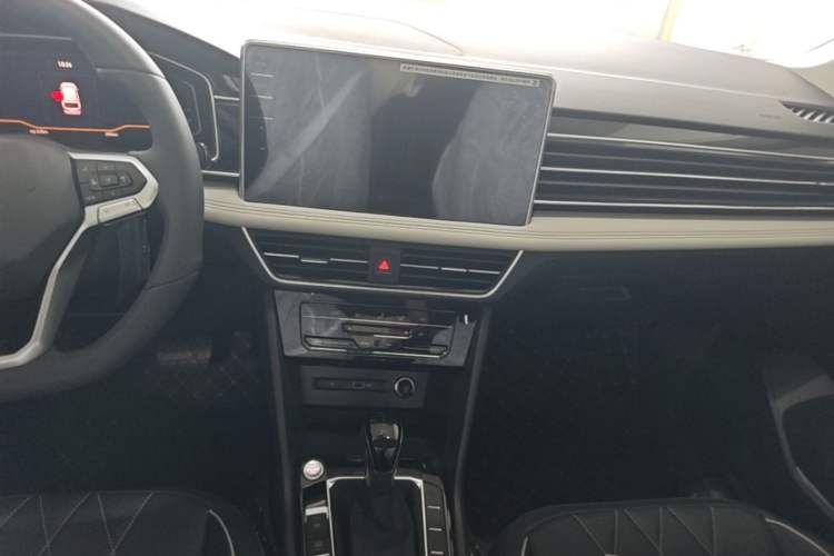 Used Volkswagen Tiguan L 2025 Model, Outstanding Version, 300TSI Automatic Two-Wheel Drive Longteng Edition Audio And AC Panel