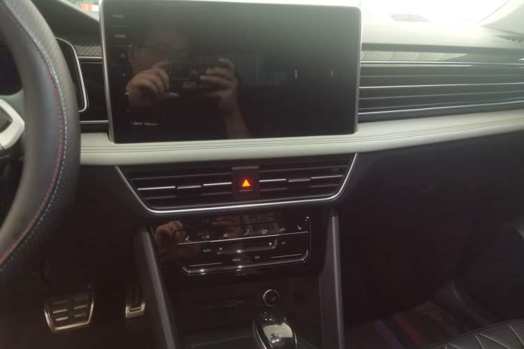 Used Volkswagen Tiguan L 2025 Model Outstanding Version 330TSI Automatic Two-Wheel Drive R-Line Longyao Edition Audio And AC Panel