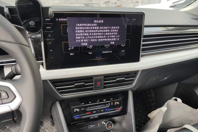 Used Volkswagen Tiguan L 2025 Model, Outstanding Version, 300TSI Automatic Two-Wheel Drive Longteng Edition Audio And AC Panel