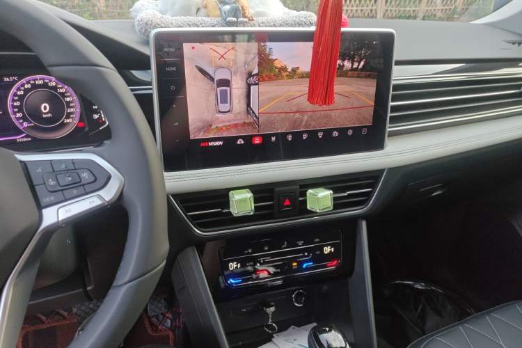 Used Volkswagen Tiguan L 2025 Model, Outstanding Version, 300TSI Automatic Two-Wheel Drive Longteng Edition Audio And AC Panel