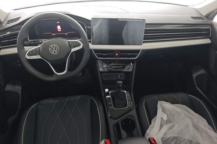 Used Volkswagen Tiguan L 2025 Model, Outstanding Version, 300TSI Automatic Two-Wheel Drive Longteng Edition Center Console