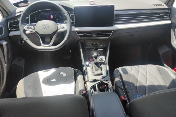 Used Volkswagen Tiguan L 2025 Model, Outstanding Version, 300TSI Automatic Two-Wheel Drive Longteng Edition Center Console