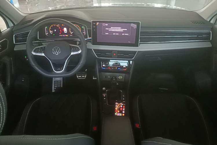 Used Volkswagen Tiguan L 2025 Model Outstanding Version 330TSI Automatic Two-Wheel Drive R-Line Longyao Edition Center Console