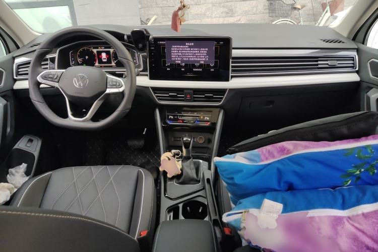 Used Volkswagen Tiguan L 2025 Model, Outstanding Version, 300TSI Automatic Two-Wheel Drive Longteng Edition Center Console