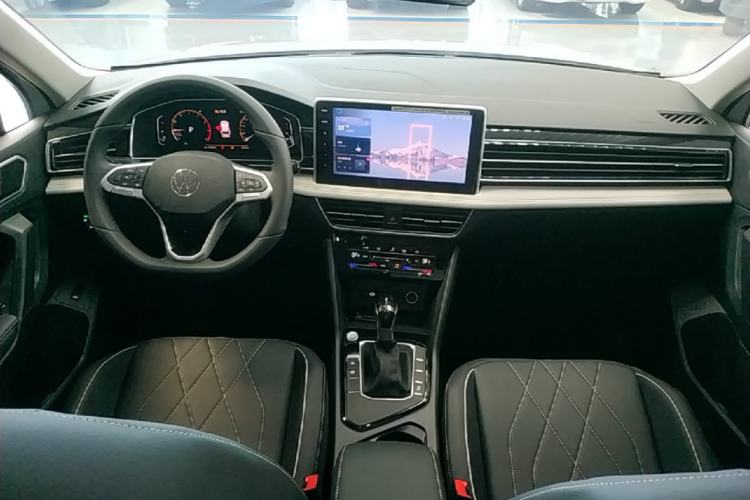 Used Volkswagen Tiguan L 2025 Model, Outstanding Version, 300TSI Automatic Two-Wheel Drive Longteng Edition Center Console