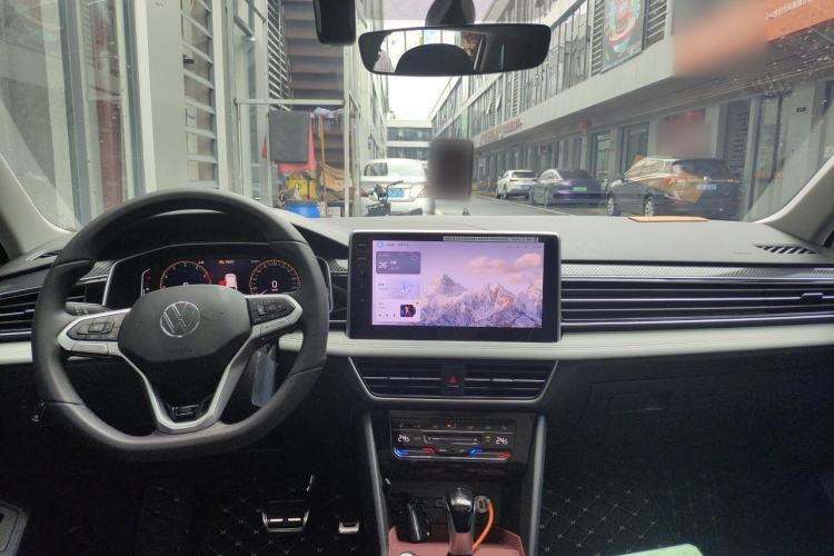 Used Volkswagen Tiguan L 2025 Model Outstanding Version 330TSI Automatic Two-Wheel Drive R-Line Longyao Edition Center Console