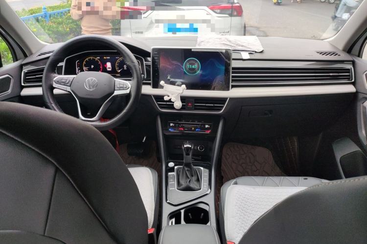 Used Volkswagen Tiguan L 2025 Model, Outstanding Version, 300TSI Automatic Two-Wheel Drive Longteng Edition Center Console