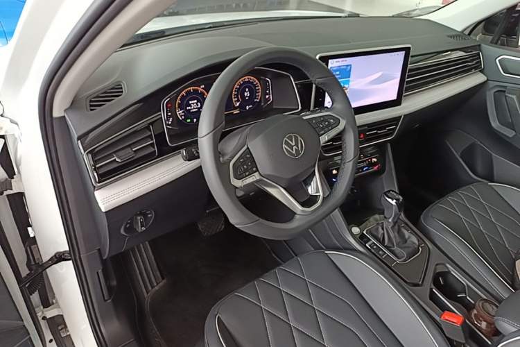 Used Volkswagen Tiguan L 2025 Model, Outstanding Version, 300TSI Automatic Two-Wheel Drive Longteng Edition Center Console