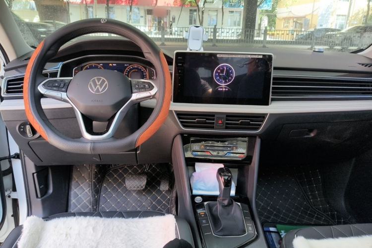 Used Volkswagen Tiguan L 2025 Model, Outstanding Version, 300TSI Automatic Two-Wheel Drive Longteng Edition Center Console