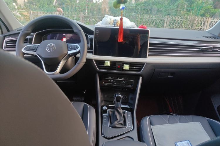 Used Volkswagen Tiguan L 2025 Model, Outstanding Version, 300TSI Automatic Two-Wheel Drive Longteng Edition Center Console