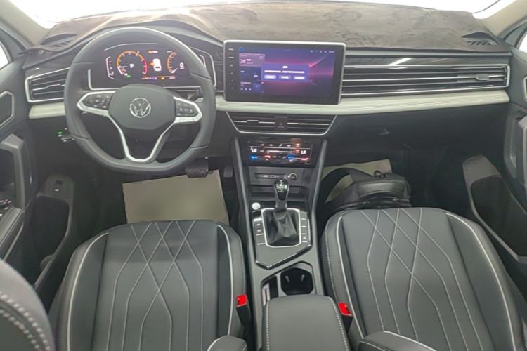 Used Volkswagen Tiguan L 2025 Model, Outstanding Version, 300TSI Automatic Two-Wheel Drive Longteng Edition Center Console