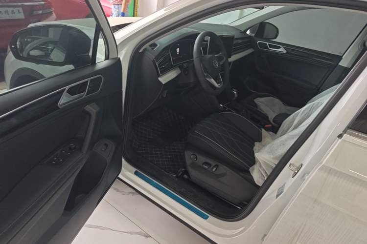 Used Volkswagen Tiguan L 2025 Model, Outstanding Version, 300TSI Automatic Two-Wheel Drive Longteng Edition Driver Seat