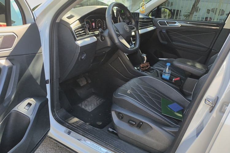Used Volkswagen Tiguan L 2025 Model, Outstanding Version, 300TSI Automatic Two-Wheel Drive Longteng Edition Driver Seat