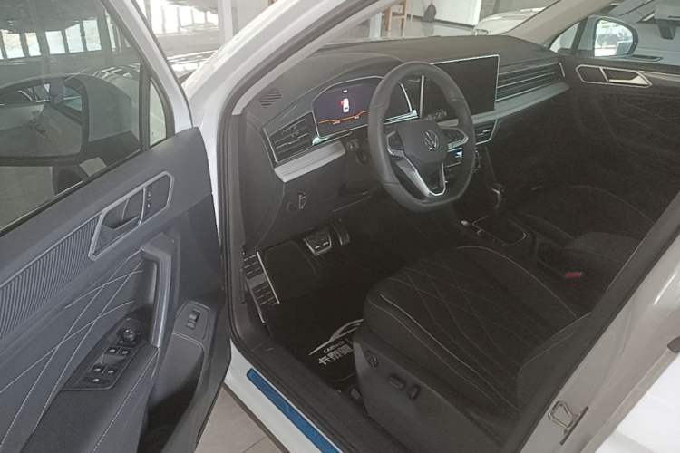 Used Volkswagen Tiguan L 2025 Model Outstanding Version 330TSI Automatic Two-Wheel Drive R-Line Longyao Edition Driver Seat
