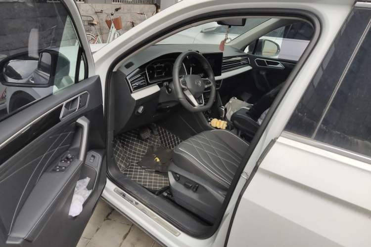 Used Volkswagen Tiguan L 2025 Model, Outstanding Version, 300TSI Automatic Two-Wheel Drive Longteng Edition Driver Seat