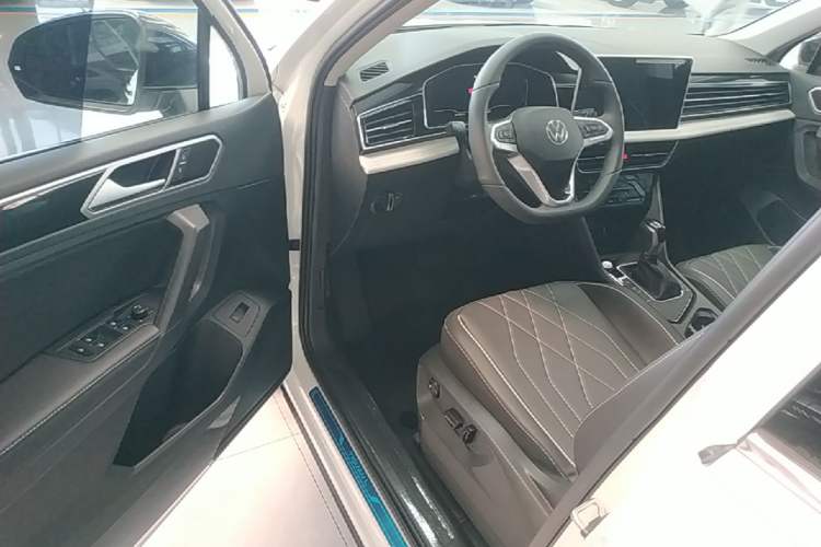 Used Volkswagen Tiguan L 2025 Model, Outstanding Version, 300TSI Automatic Two-Wheel Drive Longteng Edition Driver Seat