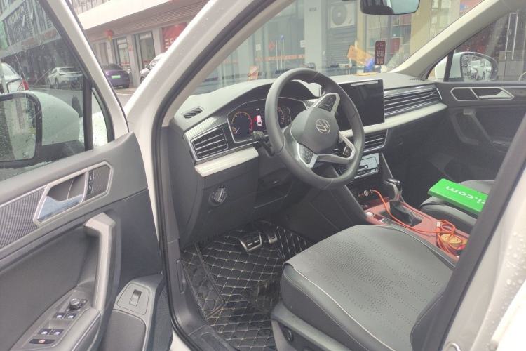 Used Volkswagen Tiguan L 2025 Model Outstanding Version 330TSI Automatic Two-Wheel Drive R-Line Longyao Edition Driver Seat