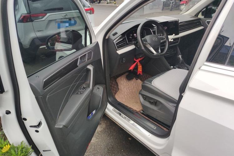 Used Volkswagen Tiguan L 2025 Model, Outstanding Version, 300TSI Automatic Two-Wheel Drive Longteng Edition Driver Seat