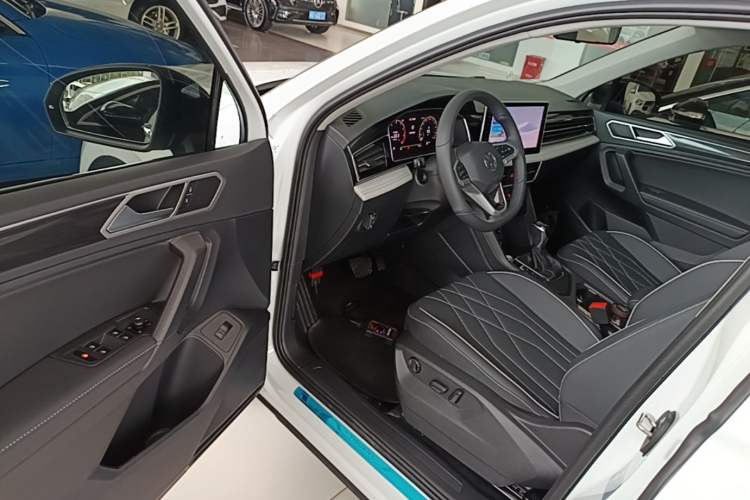 Used Volkswagen Tiguan L 2025 Model, Outstanding Version, 300TSI Automatic Two-Wheel Drive Longteng Edition Driver Seat