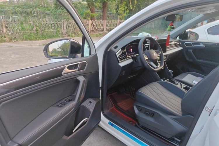 Used Volkswagen Tiguan L 2025 Model, Outstanding Version, 300TSI Automatic Two-Wheel Drive Longteng Edition Driver Seat