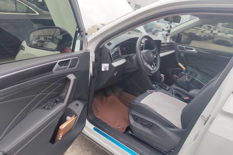 Used Volkswagen Tiguan L 2025 Model, Outstanding Version, 300TSI Automatic Two-Wheel Drive Longteng Edition Driver Seat