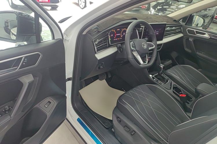Used Volkswagen Tiguan L 2025 Model, Outstanding Version, 300TSI Automatic Two-Wheel Drive Longteng Edition Driver Seat