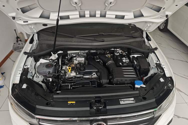 Used Volkswagen Tiguan L 2025 Model, Outstanding Version, 300TSI Automatic Two-Wheel Drive Longteng Edition Engine Bay